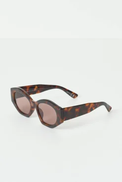 Angular cateye sunglasses
