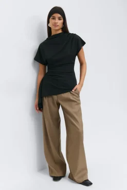 Asymmetric funnel neck top