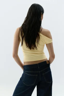 Asymmetric micro top