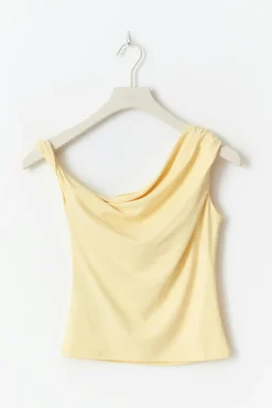 Asymmetric micro top