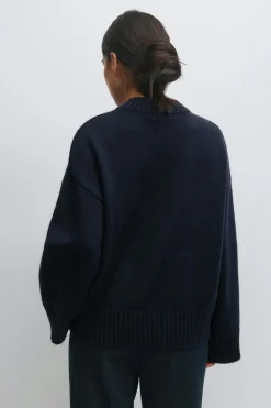 Crew neck knitted sweater