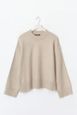 Crew neck knitted sweater