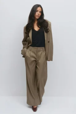 Low wide pleated trousers