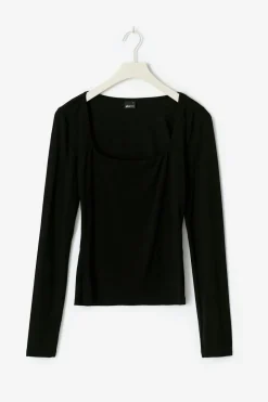 Scoop neck top