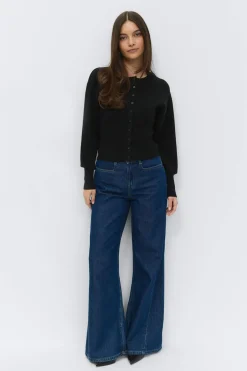 Shaped knitted cardigan