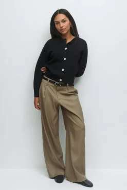 Shaped knitted cardigan
