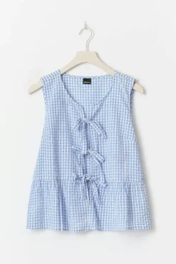 Sleeveless blouse