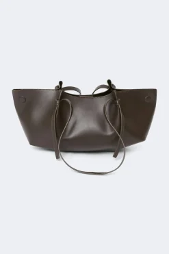 Strap handle tote bag
