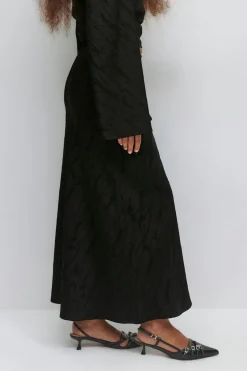 Structured skirt