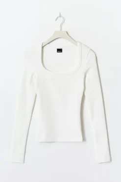 Super stretch scoop neck top