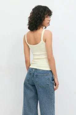 Tight fit rib singlet