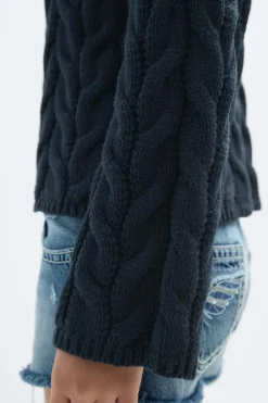 Y cable knitted sweater