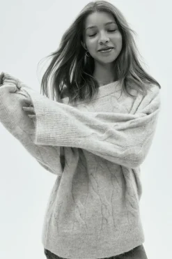 Y cable knitted sweater