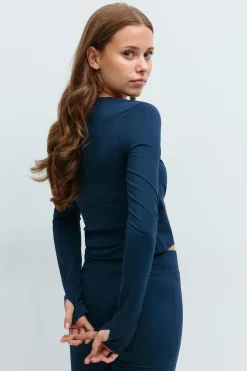 Y sporty wrap top